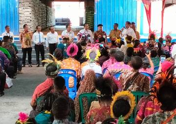 Presiden Joko Widodo Serahkan Bapang Kepada 1000 KPM Tambahan di Biak 