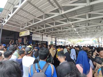 Tak Punya Tiket,  Ratusan Mahasiswa Peserta Kongres Ribut di Pelabuhan Murhum 