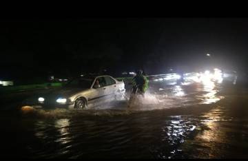 Sejumlah Kendaraan Bermotor Terobos Banjir di Kota Sorong