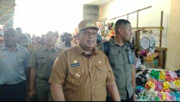 Jaga Inflasi, Pj Gubernur PBD Mengecek Harga Barang di Dua Pasar