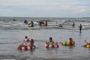 Serunya Mandi Senja di Pantai Zakat