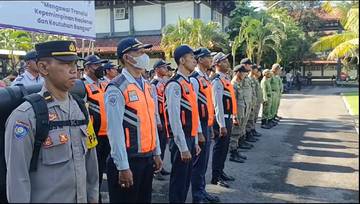 Polres Karanganyar menggelar Apel pergeseran pasukan ke Tempat Pemungutan Suara
