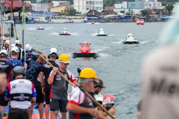 Pengunjung Membeludak di Hari Terakhir F One Powerboat Toba